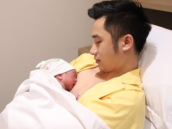 Mốc thời gian quan trọng bạn nên thực hiện da kề da cho trẻ