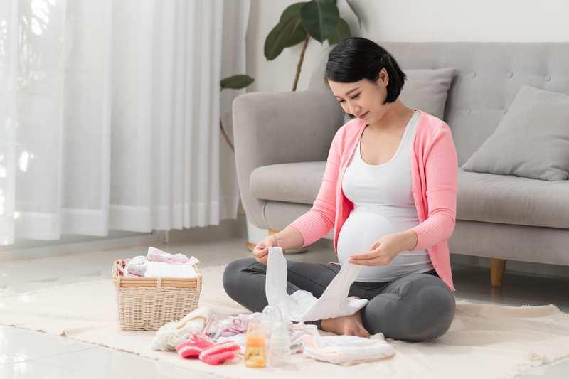Chuẩn bị đồ đi sinh cho mẹ và bé