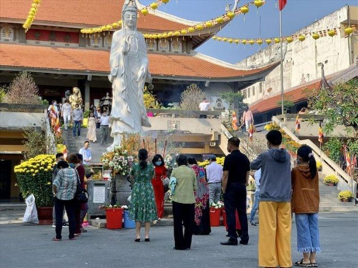 Mẹ bầu có nên đi lễ chùa đầu năm?