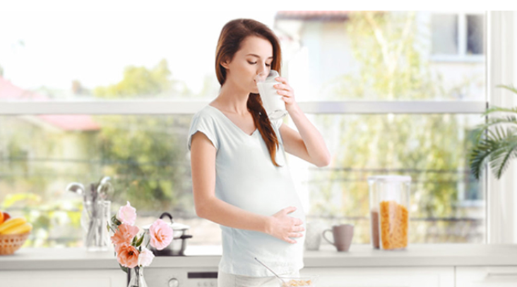 một ly sữa công thức dành cho bà bầu sẽ có thể cung cấp khoảng 500mg canxi vào cơ thể.