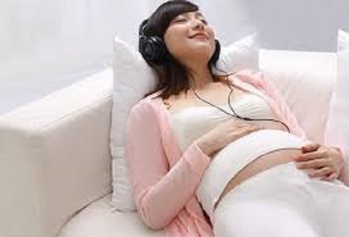 nghe nhạc là một loại thai giáo giúp con thông minh hơn
