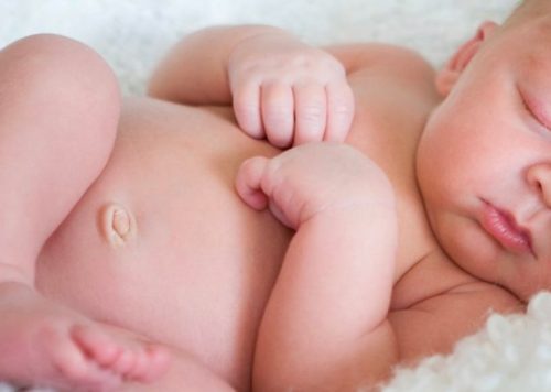 Hở thành bụng bẩm sinh có điều trị được không ?