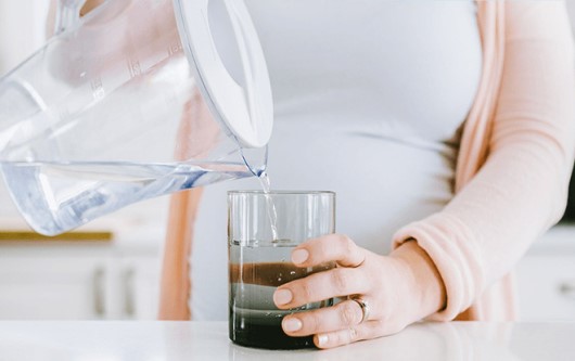 Mẹ bầu uống nước đúng cách