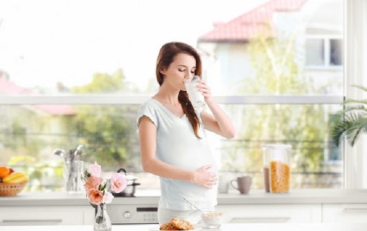 Mẹ bầu uống nước đúng cách