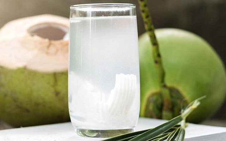 Mẹ bầu huyết áp thấp có nên uống nước dừa không