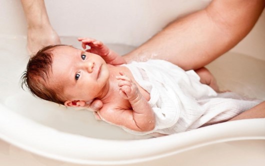 Trẻ bị sốt có nên tắm không?