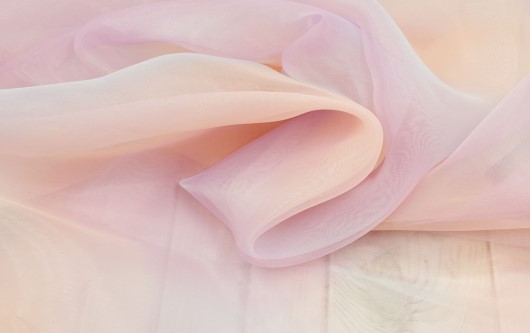 Mẹ bầu nên chọn trang phục từ chất liệu vải gì?