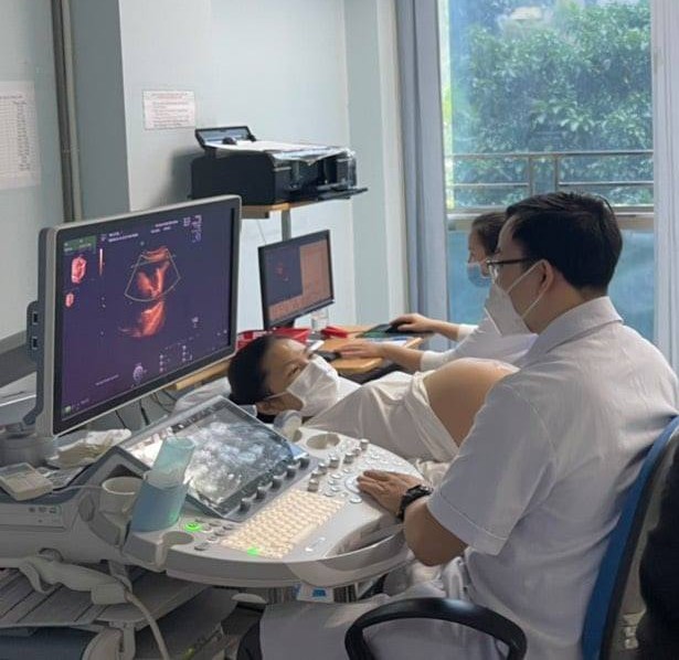 khám thai định kì phát hiện dây rốn quẩn cổ