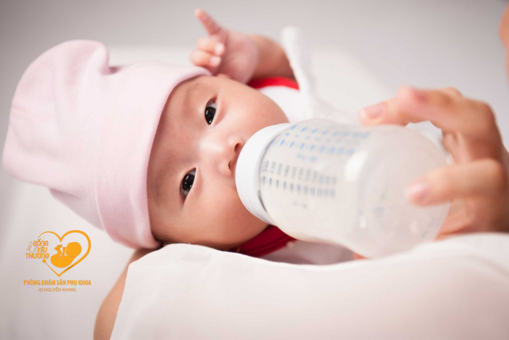 trẻ sơ sinh đang bú mẹ cần bổ sung vi chất từ bên ngoài 